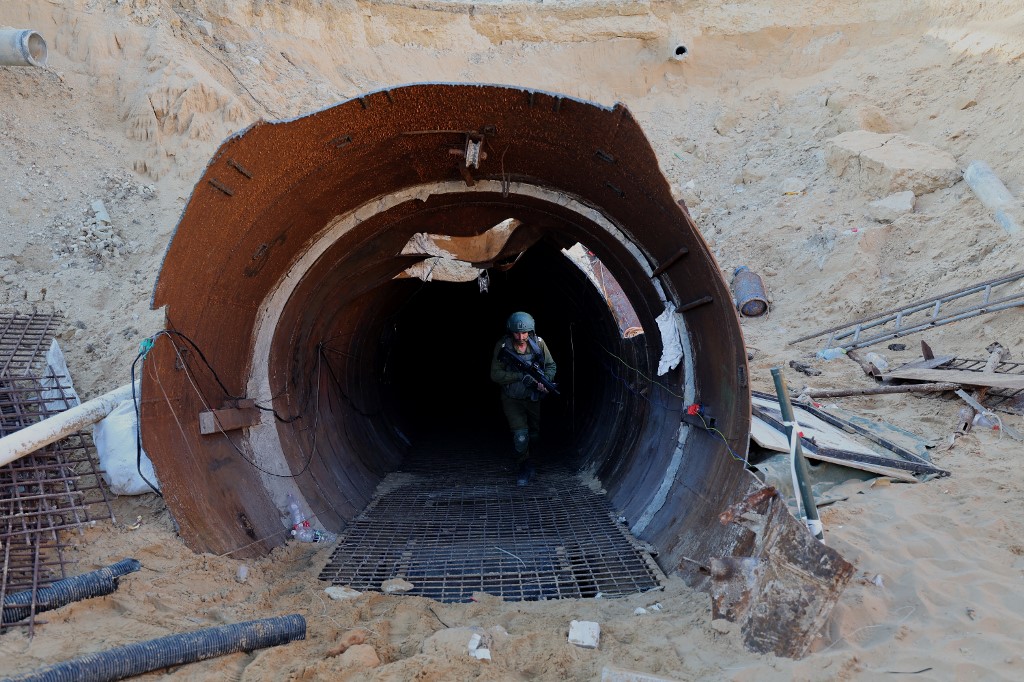 Soldado israelí en uno de los supuestos túneles de Hamás.
