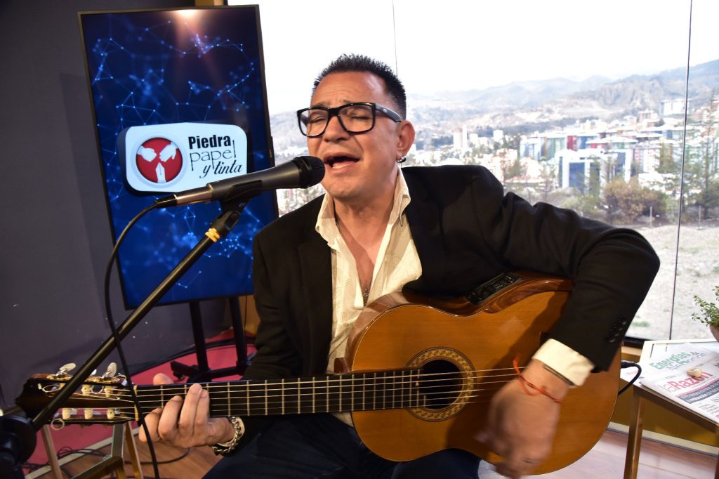 El cantante argentino Carlos Cabral visitó el programa Piedra, Papel y Tinta, de La Razón.