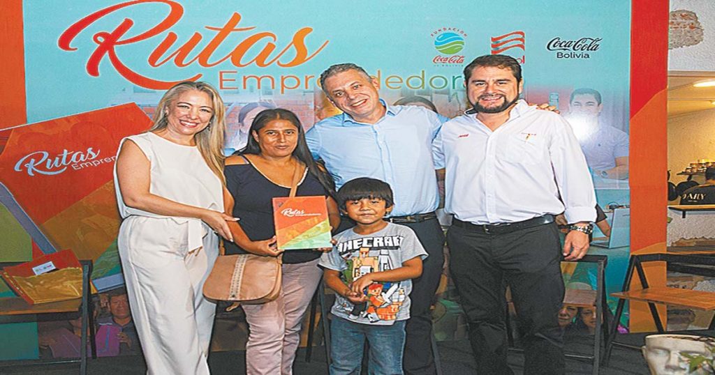 Ejecutivos de la Fundación Coca- Cola de Bolivia junto a Palmira Cadima, recicladora de base.