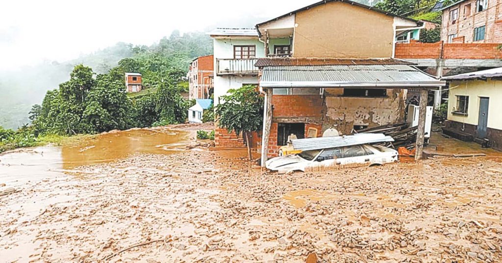 Una torrencial lluvia dejó casas y calles bajo el agua.