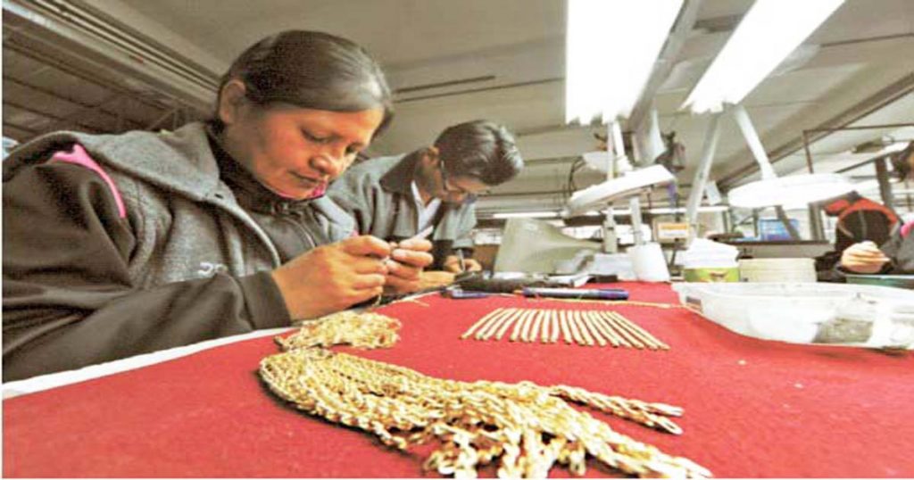 Elaboración de cadenas de oro en una empresa dedicada a la exportación de joyería.
