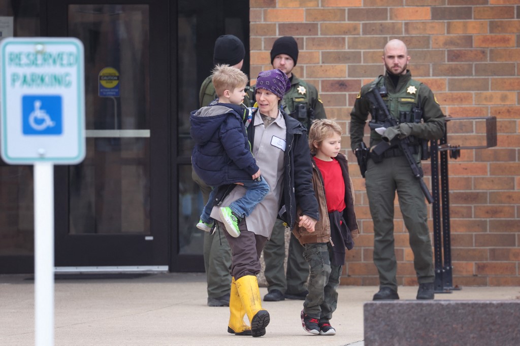 Padres recogen a sus hijos del colegio en Iowa donde hubo un tiroteo.