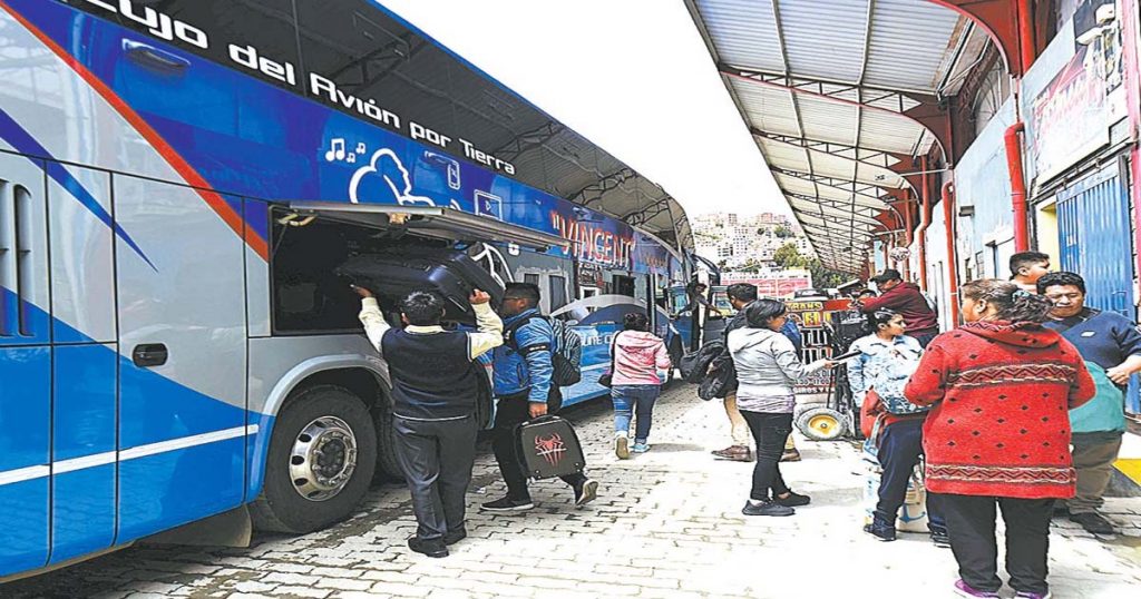 Pasajeros, en espera de abordar un bus en la terminal de La Paz.