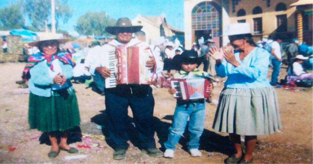 Con su nieto en el acordeón.