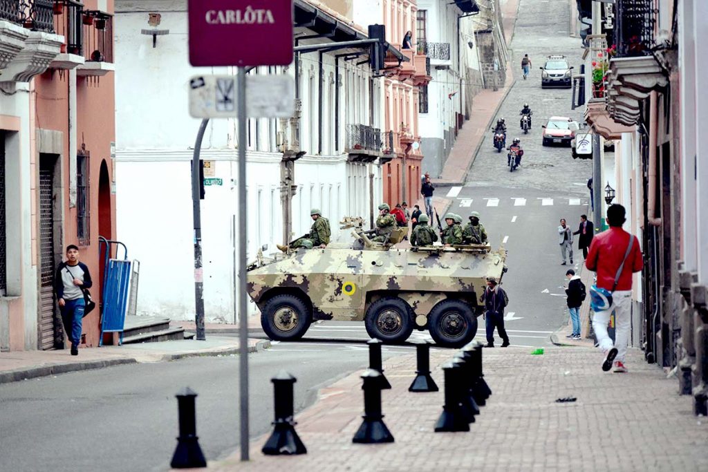 Las fuerzas de seguridad ecuatorianas patrullan el área alrededor de la plaza principal y el palacio presidencial