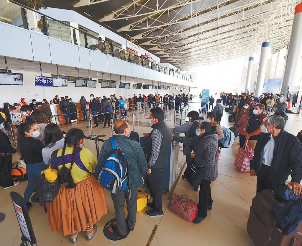Viajeros hacen filas en la terminal aeroportuaria de El Alto.