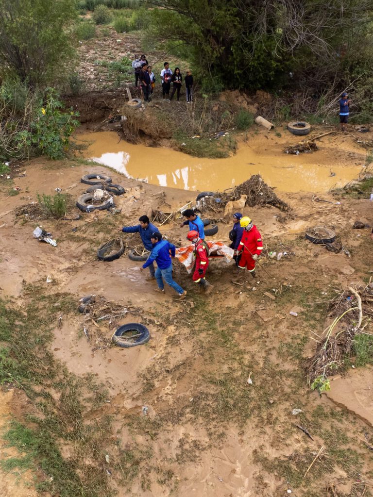Una familia de cuatro integrantes, los padres y dos hijas, fueron arrastrados por el río. Sus cuerpos fueron hallados sin vida a cuatro kilómetros de donde se encontraban lavando ropa.