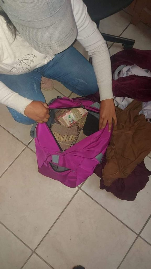 Una mujer manipula el dinero incautado en Locotal.