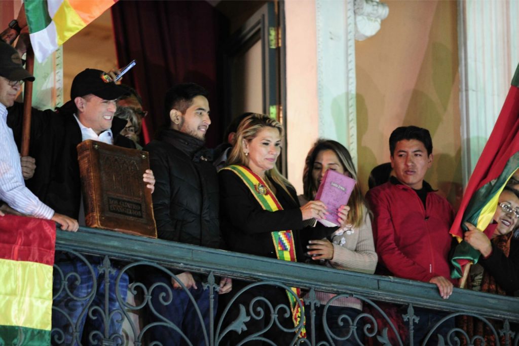 Jeanine Áñez, cuando el 12 de noviembre de 2019 salió al balcón del Palacio Quemado.