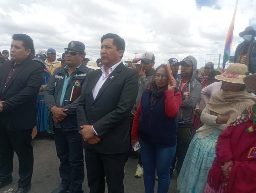 Una comisión conformada por el Alcalde de Oruro, la Defensoría del Pueblo y la ACFO intentron, sin suerte, persuadir a los bloqueadores en Caracollo.