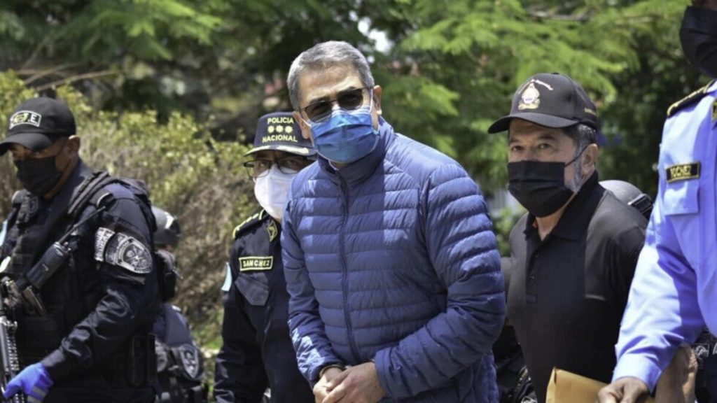 El expresidente de Honduras, Juan Orlando Hernández, es escoltado por la policía