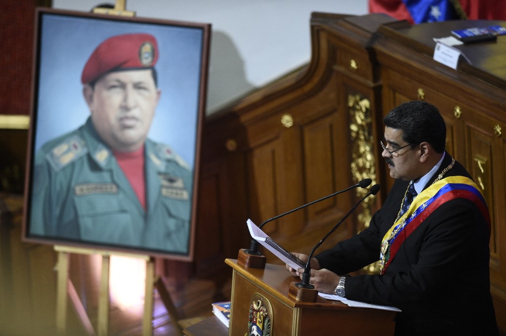 El presidente Nicolás Maduro, en su discurso junto a la imagen de Hugo Chávez.
