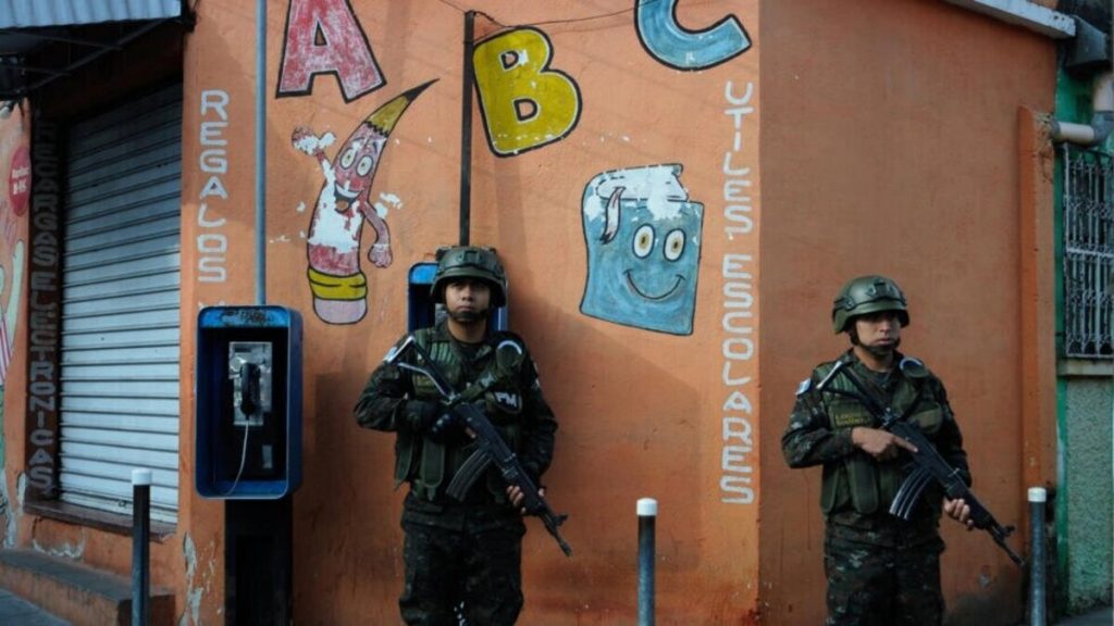 Soldados de guardia durante una operación antidrogas en el barrio "El Gallito" en la Ciudad de Guatemala, el 6 de febrero de 2024. "El Gallito" es considerado uno de los principales centros de distribución de drogas en la capital guatemalteca © Orlando ESTRADA / AFP