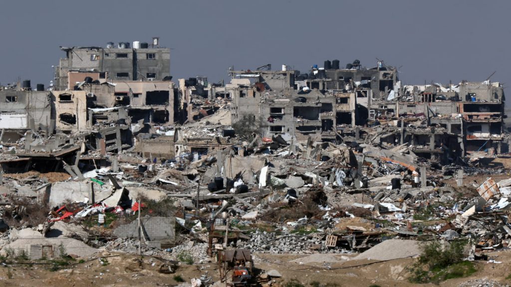 Una fotografía tomada desde el sur de Israel muestra edificios destruidos en la Franja de Gaza el 7 de febrero de 2024, en medio de batallas en curso entre Israel y el grupo militante palestino Hamás. JACK GUEZ / AFP