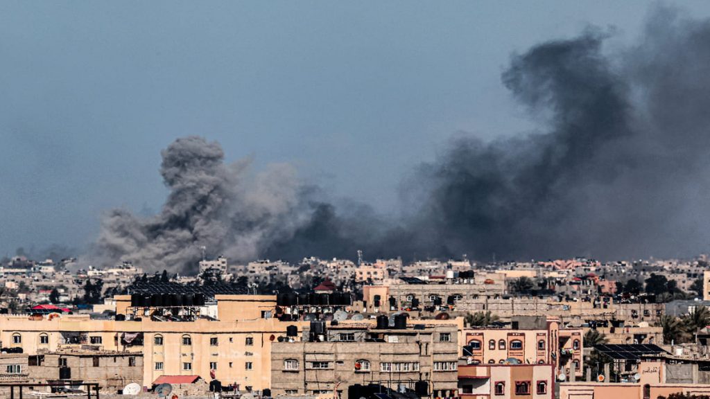 Una fotografía tomada desde Rafah muestra humo ondeando durante el bombardeo israelí sobre Khan Yunis en el sur de la Franja de Gaza el 9 de febrero de 2024, en medio de continuas batallas entre Israel y el grupo militante palestino Hamás. SAID KHATIB / AFP