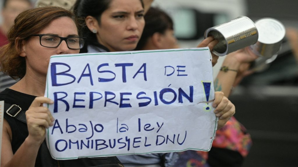 Los manifestantes se reúnen frente al Congreso mientras los legisladores argentinos debaten sobre el controvertido proyecto de ley ultraliberal de reformas económicas del presidente Javier Milei en Buenos Aires el 6 de febrero de 2024.