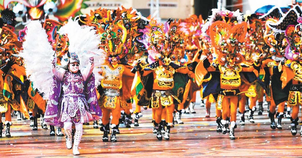 La tradicional danza de la diablada hace su recorrido por las calles de la capital del folklore.