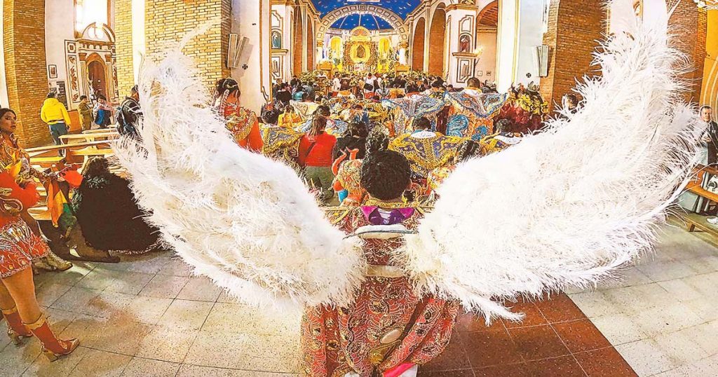 Los danzarines de una diablada llegan con fe hasta el santuario de la Virgen del Socavón, en la ciudad de Oruro.