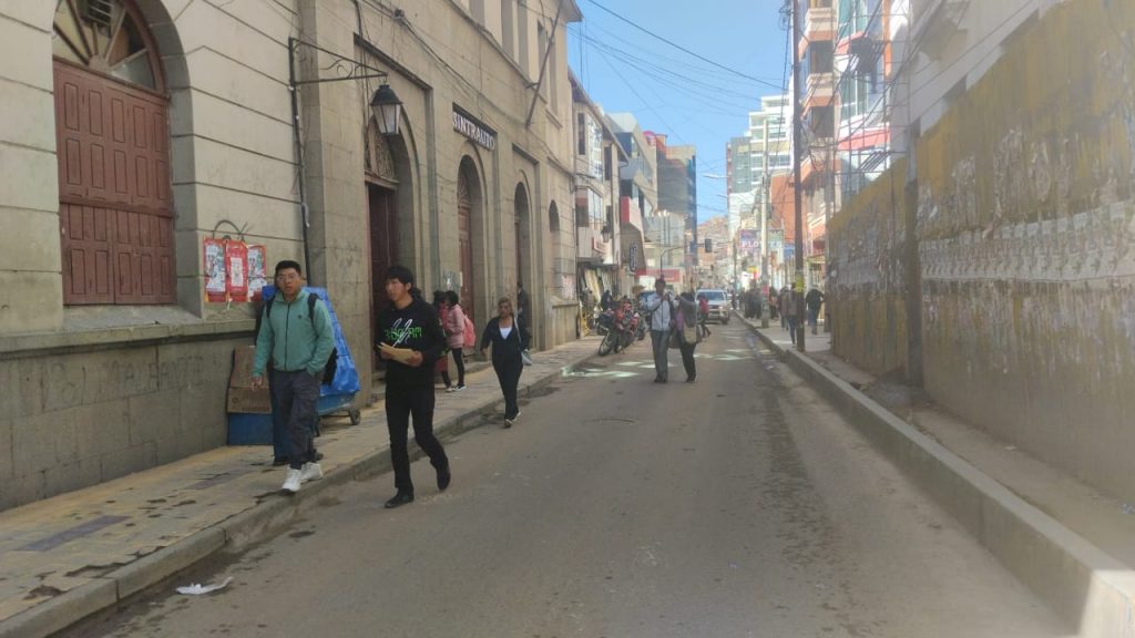 El servicio de transporte en Oruro es escaso, a pesar de acuerdos firmados por los choferes.