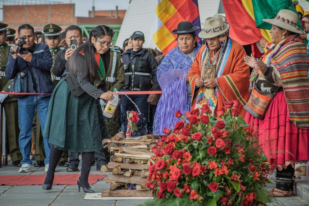Con una ofrenda a la Pachamama y la iza de la bandera comenzaron las actividades por el aniversario de El Alto.