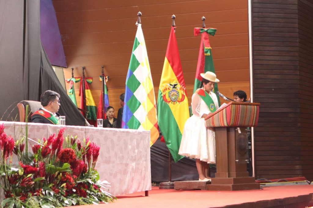 La alcaldesa Eva Copa en su alocución por el aniversario de El Alto.