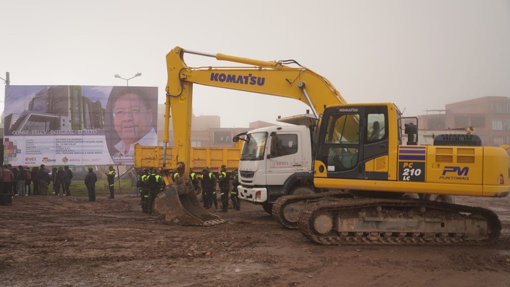 Este viernes se puso la piedra fundamental para la construcción de la FELCV integran en la zona Santa Rosa de El Alto.