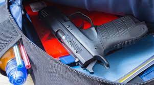 Un estudiante de El Alto portaba un arma de fuego en su mochila.