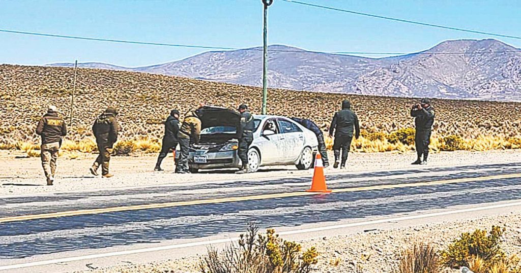 Efectivos de la Policía Boliviana y Carabineros de Chile requisan un vehículo en la frontera.