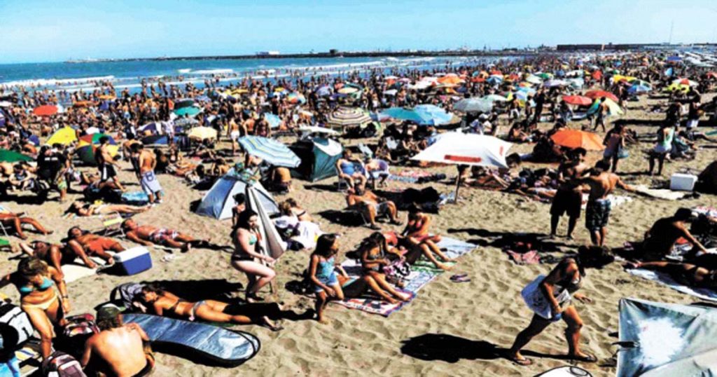 La gente en una playa de Brasil