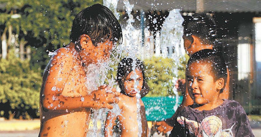 Niños juegan con agua durante la ola de calor que azotó al país en 2024