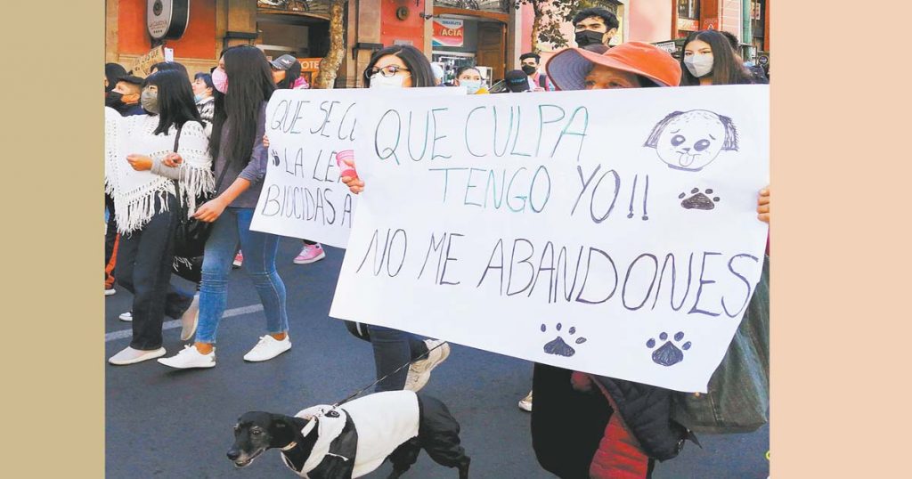 Defensores de los animales marchan contra el maltrato y el biocidio, en la ciudad de La Paz.