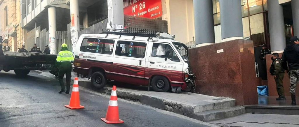 El minibús de transporte público impactó contra un pilar del Tribunal Departamental de Justicia, en La Paz.