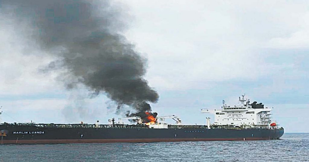 Un barco tanquero en llamas en el Golfo de Somalia.