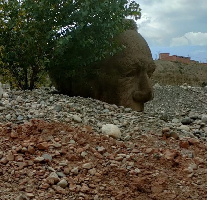 La escultura del Mariscal de Zepita, Andrés de Santa Cruz, está abandonada en un espacio de la zona Sur de La Paz.