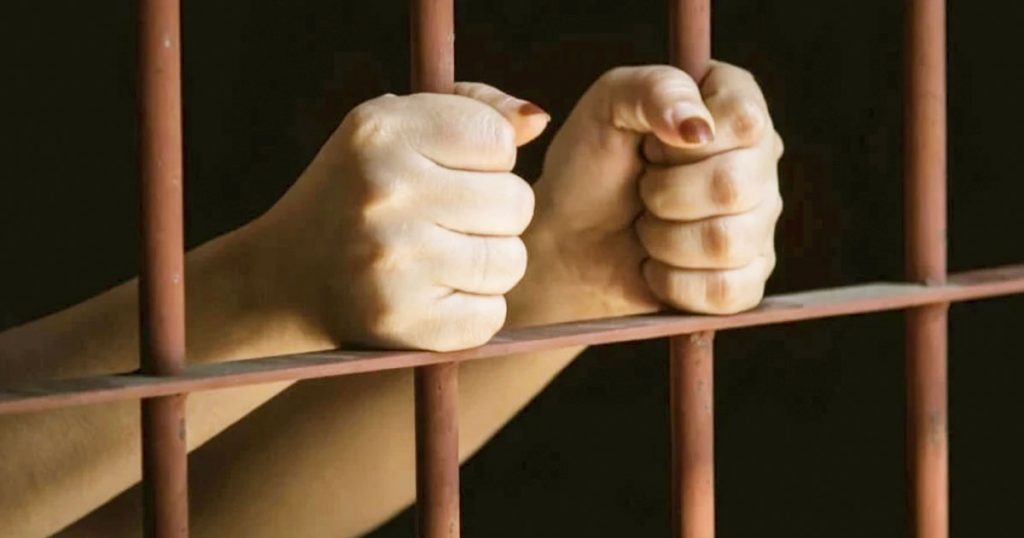 Una mujer de 25 años de edad fue sentenciada a 25 años de prisión, acusada de violar a un niño.