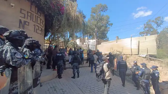 La Alcaldía de La Paz entregó notificaciones por construcciones ilegales en la zona de Aranjuez.