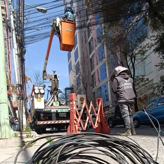 La Alcaldía de La Paz comenzó con el plan de retiro de cables en tres macrodistritos.
