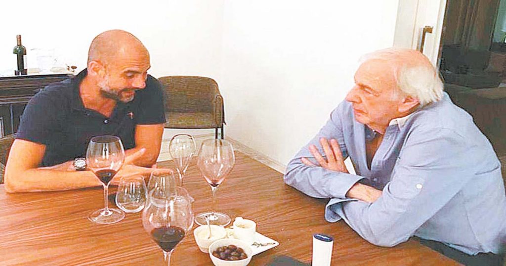 El entrenador argentino César Menotti con Pep Guardiola